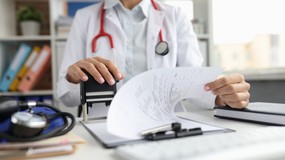 Lekarze masowo przejdą z umów B2B na etaty? Przez nowe przepisy szpitale boją się utraty wielu specjalistów