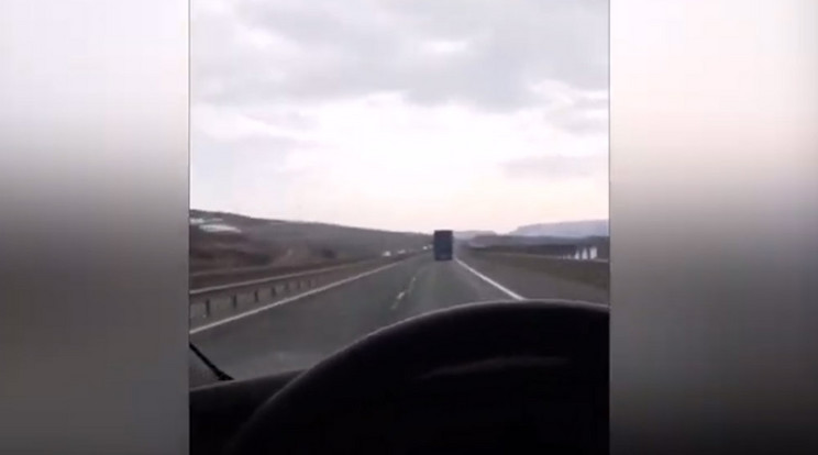 Facebookon élőzött a román kisbusz sofőrje, durva baleset lett belőle