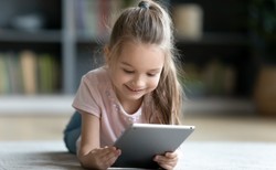 Amerykańskie dzieci spędzają dziennie 8 godzin przy tabletach