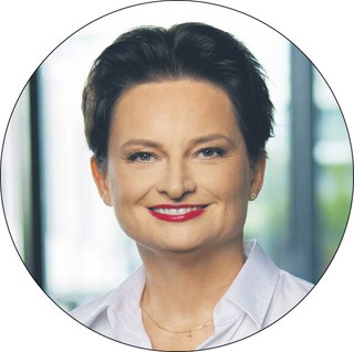 DAGMARA WOJNAR, wiceprezes Banku Pekao S.A., nadzoruje pion finansowy. W latach 2022–2024 jako partner associate w KPMG odpowiadała za usługi doradcze dla dyrektorów finansowych. W latach 2010–2022 zarządzała obszarem controllingu/MIS w Santander Bank Polska. Absolwentka bankowości Akademii Ekonomicznej w Krakowie.