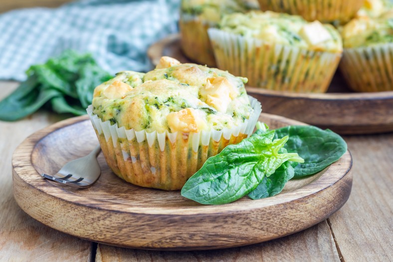 Muffinki ze szpinakiem i śmietankowym wykończeniem