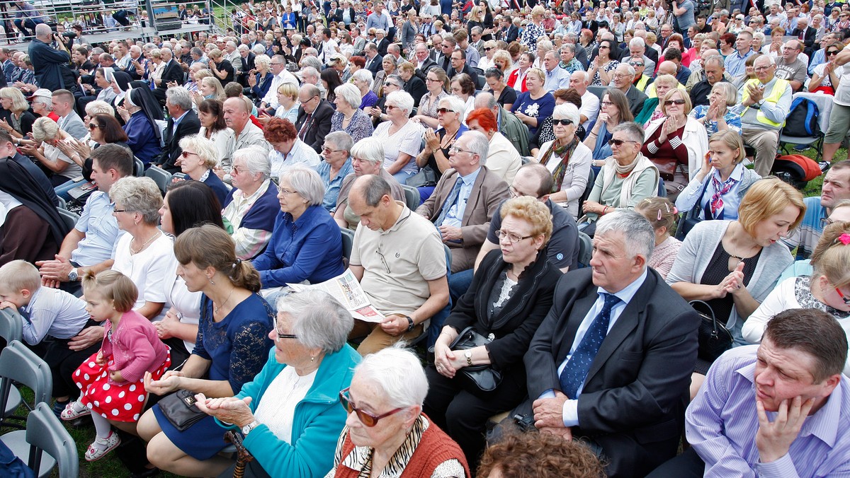 Uroczystości w Okopach na Podlasiu zakończyły dwudniowe obchody 70-tej rocznicy urodzin błogosławionego księdza Jerzego Popiełuszki. Były wspomnienia, nawiązanie do słów "zło dobrem zwyciężaj", msza święta i koncert.