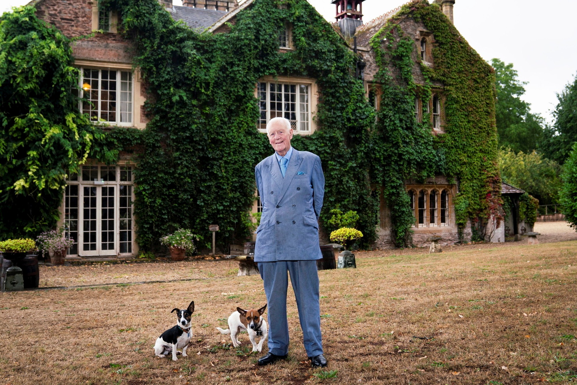 Sir Benjamin Slade pred svojím panstvom.