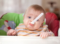 Rodzice przekarmiają niemowlęta solą