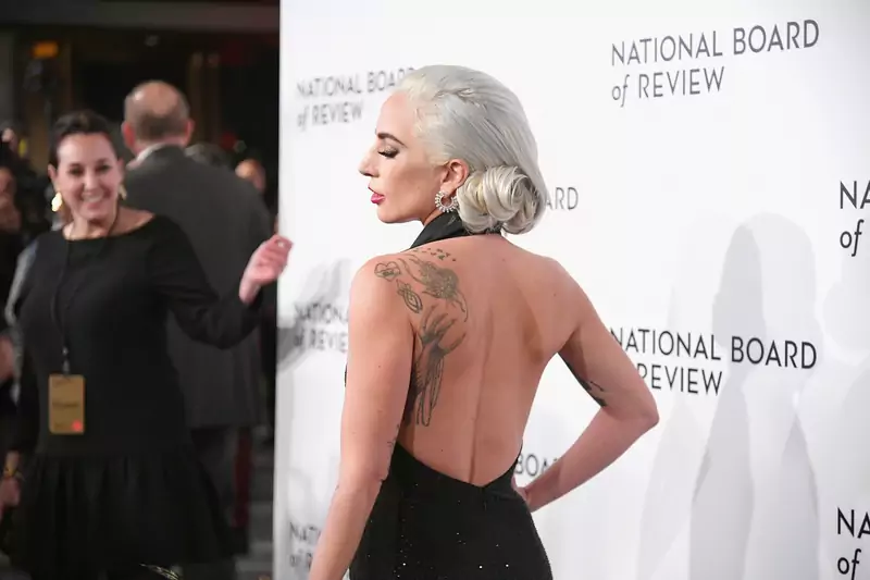 Tatuaż na plecach Lady Gaga / Mike Coppola /GettyImages  
