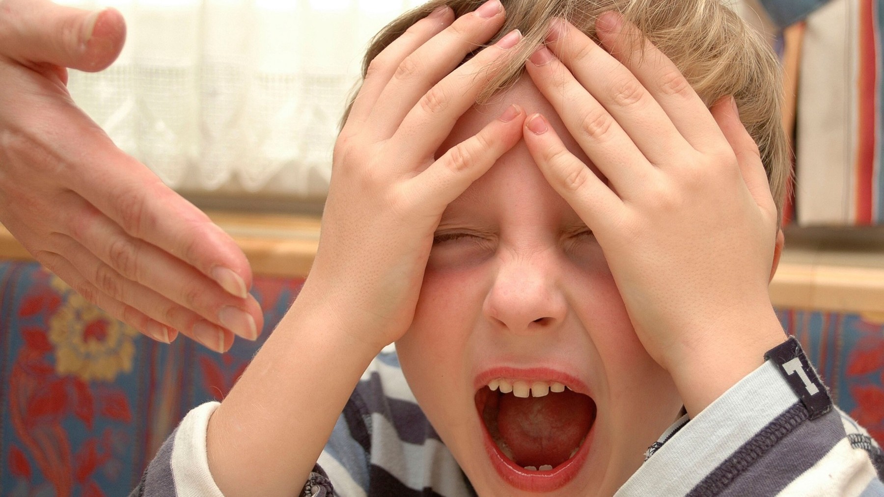 агрессия подростков. школьники ругаются. агрессия школьников. нарушение поведения у детей. подросток со сверстниками.