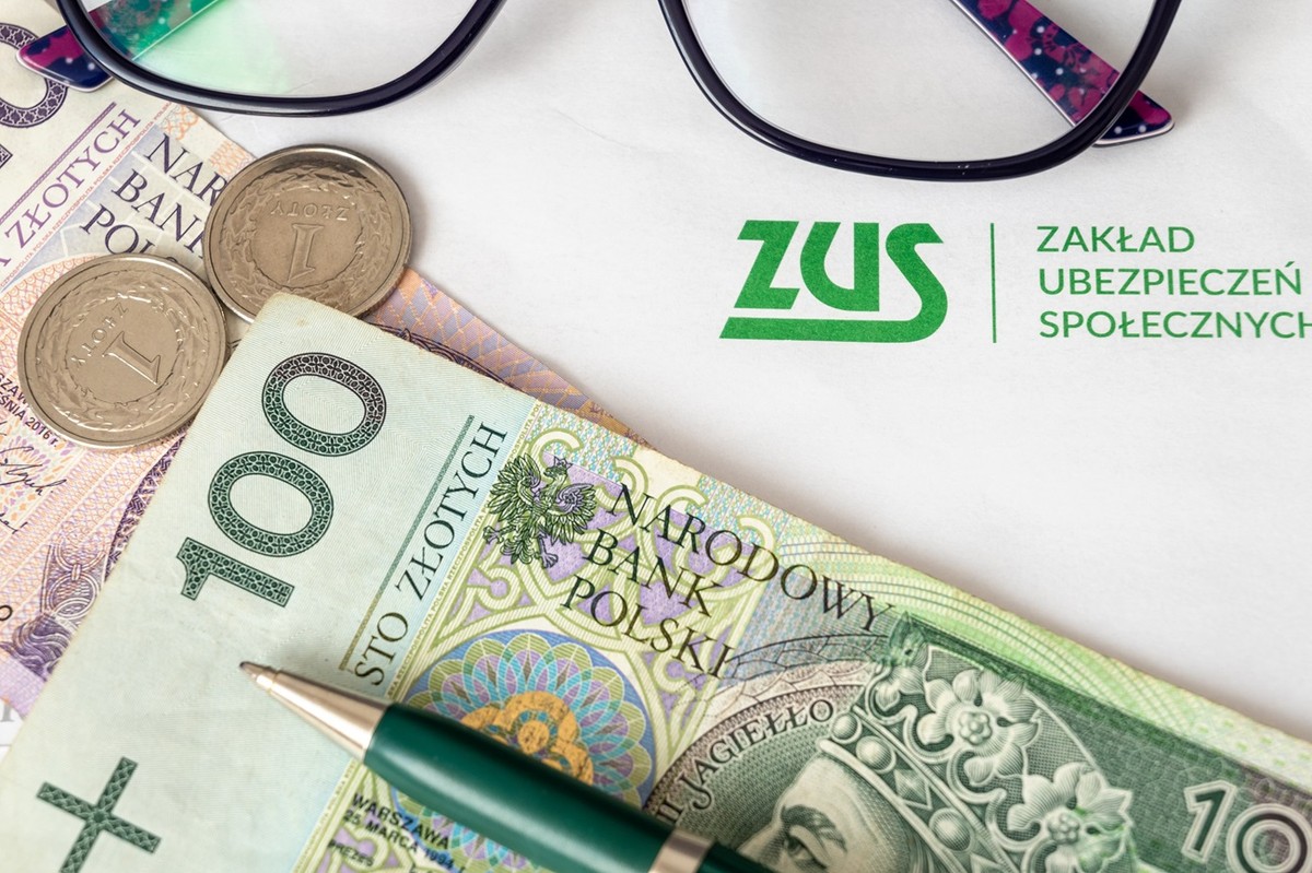 Koperta ZUS i pieniądze - Waloryzacja emerytur z ZUS w 2026 roku