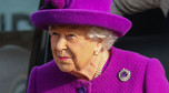 Królowa Elżbieta II z łopatą