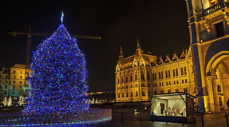 Adventi díszkivilágítás a Kossuth téren / Fotó: MTI Lakatos Péter