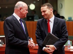 Sikorski przeprasza Kaczyńskiego za stan wojenny