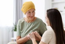 Chorzy na raka też mogą otrzymać 200 zł miesięcznie. To świadczenie wypłacane przez MOPS lub GOPS, ale nie zależy od dochodu