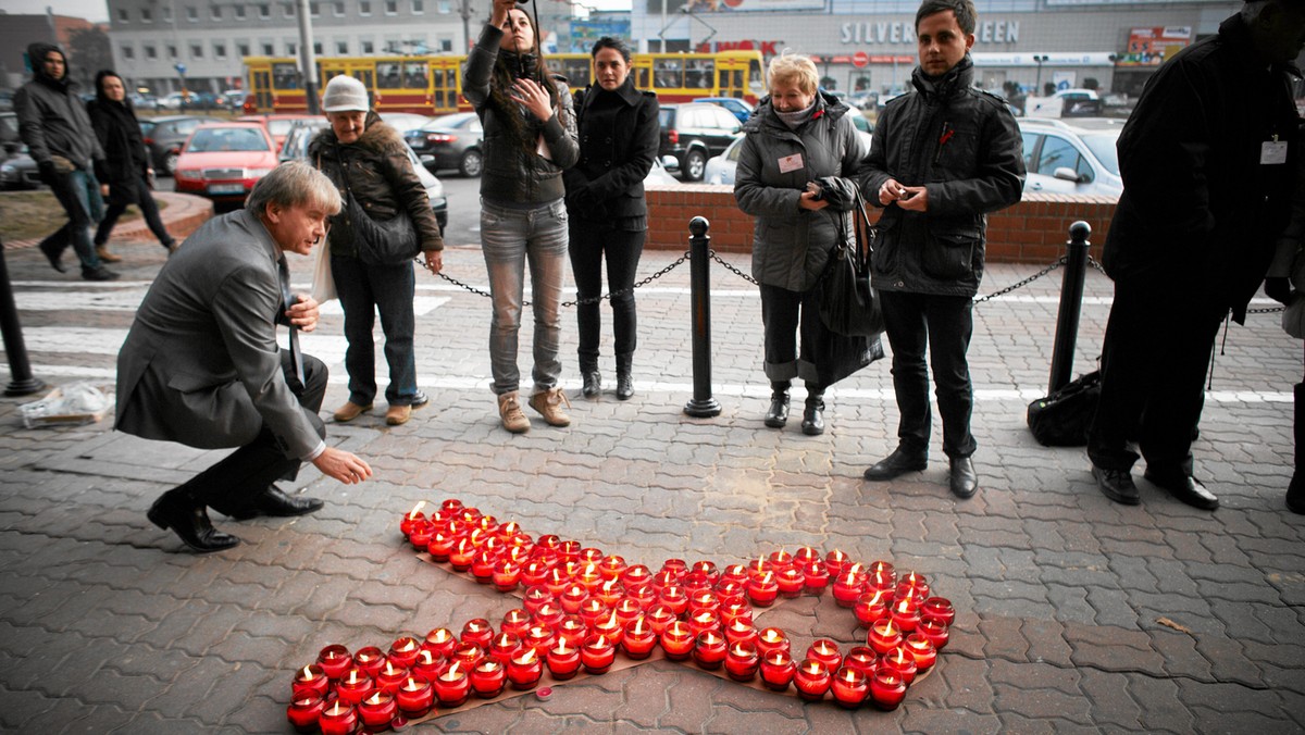 W Polsce 50-70 proc. zakażonych wirusem HIV nie jest tego świadoma - alarmuje Społeczny Komitet ds. AIDS i przypomina, że dziś rozpoczyna się Europejski Tydzień Testowania na HIV (22-29 listopada). Z kolei 1 grudnia obchodzony będzie Światowy Dzień AIDS.