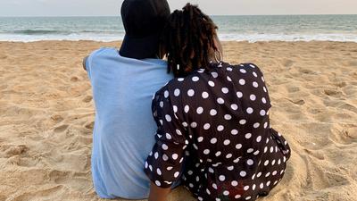 Couple-Amoureux-plage-Photo-by-Medsile-via-Iwaria