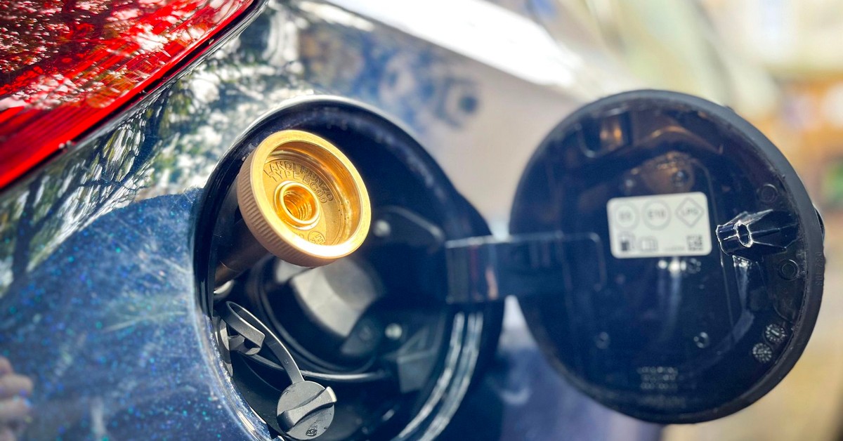 Droga benzyna i rosnące ceny LPG. Jak zmieniają się koszty paliwa, ile pieniędzy tracą kierowcy i czy jazda na gazie przez cały czas ma sens?