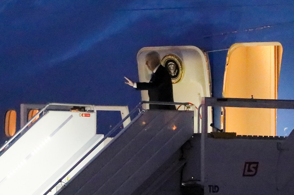 Joe Biden wsiada na pokład samolotu Air Force One na lotnisku w Warszawie, kończąc wizytę w Polsce