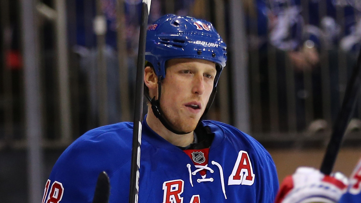 Przerażające wydarzenia miały miejsce podczas wtorkowego meczu hokejowego w lidze NHL. Marc Staal, obrońca New York Rangers, dostał krążkiem prosto w twarz!