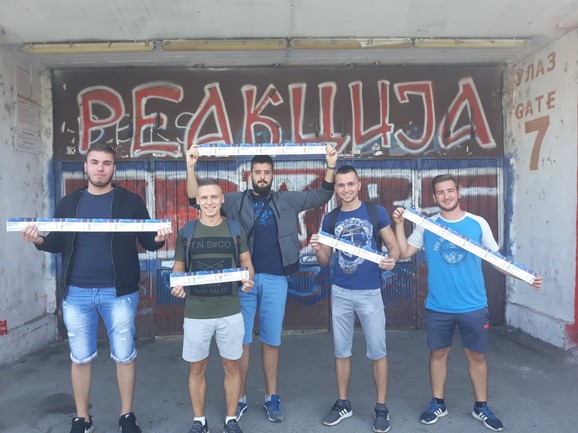 Grupa navijača iz Batajnice