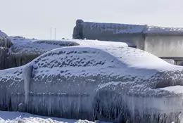 Auta skute lodem na pokładzie statku we Władywostoku [Nagranie]