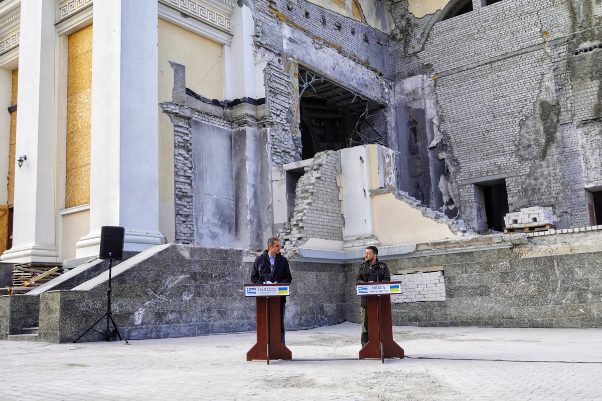 Odessa, Ukraina, 06.03.2024. Prezydent Ukrainy Wołodymyr Zełenski i premier Grecji Kyriakos Mitsotakis podczas konferencji prasowej w Odessie.