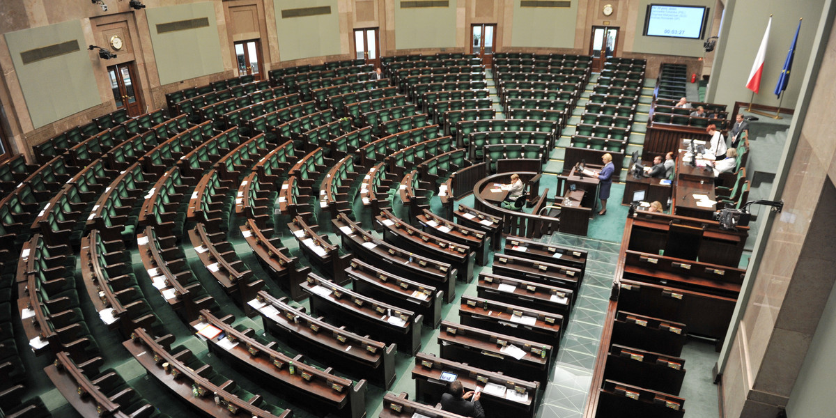 Posłowie wychodzą z Sejmu