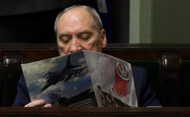 PO: Macierewicz broniąc Misiewicza, straszy wolne media. To skandal i paranoja