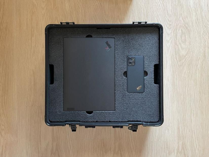 Lenovo ThinkPad i ThinkPhone by Motorola zamknięte w eleganckiej czarnej walizce