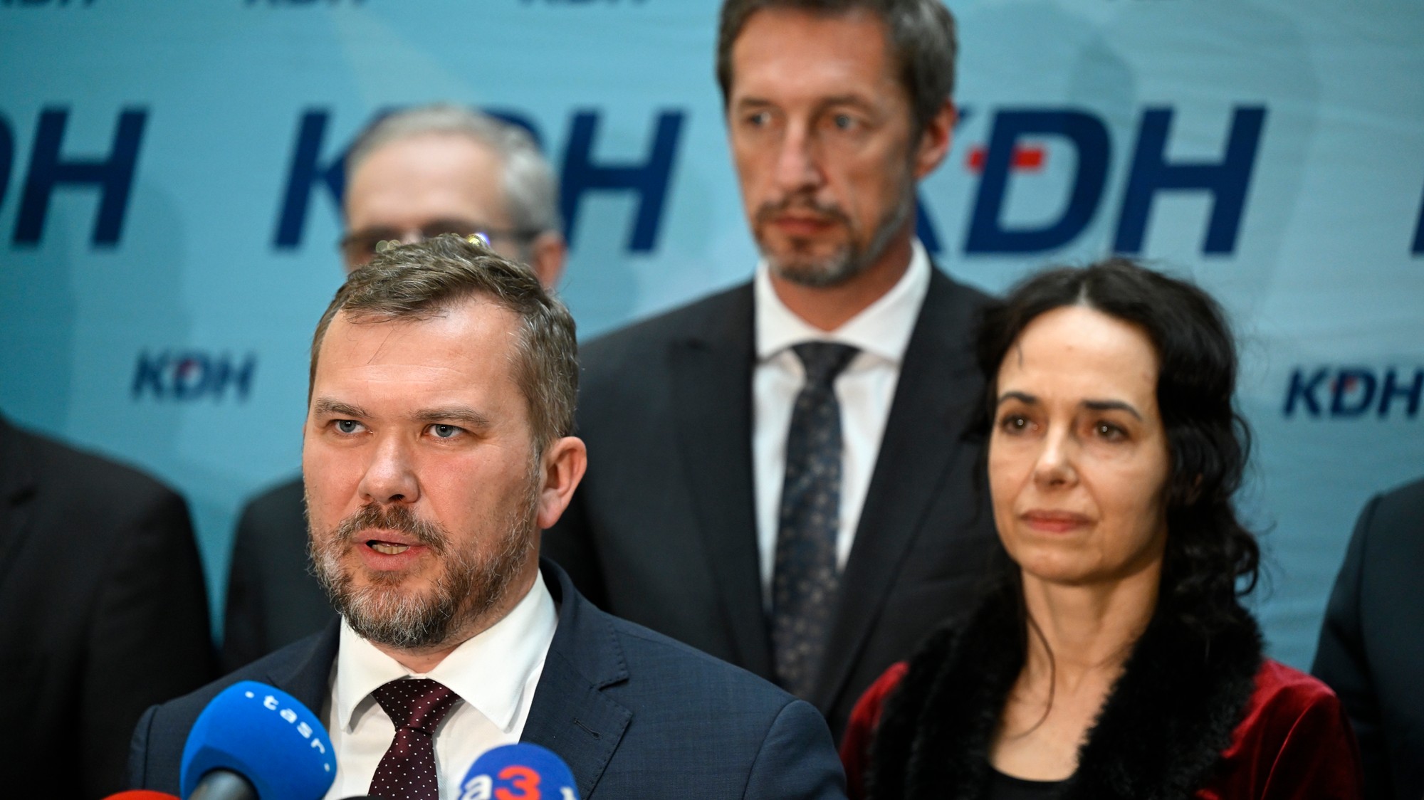 Podpredseda KDH Viliam Karas hovorí k novinárom počas tlačového brífingu.