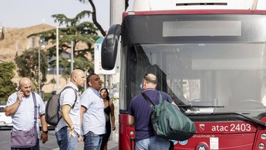 Kontrowersyjny przepis we włoskim mieście. Chcą zakazać śpiewu w autobusach