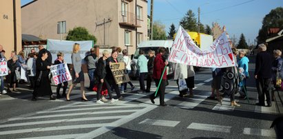 Wyszli na ulicę w cmentarnym proteście / Nie stać nas na to, by umrzeć