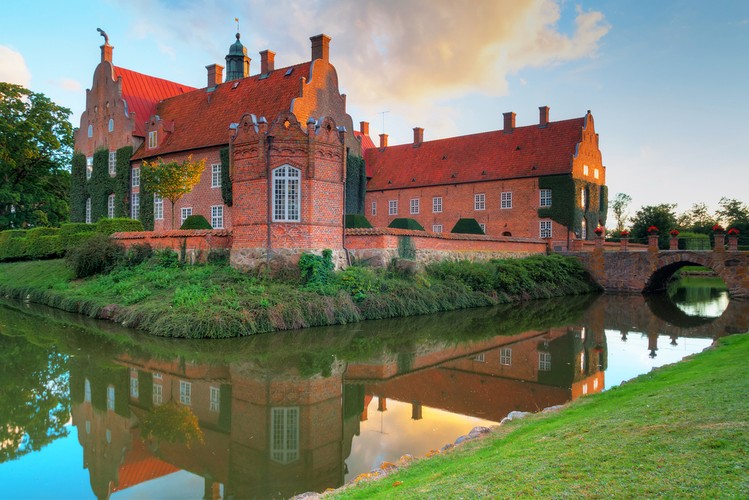 <strong>Region Skania</strong>
<br><br>
Historyczna kraina położona jest na południu; nad Morzem Bałtyckim i cieśniną Sund. Graniczy z Hallandem, Smalandią i Blekinge. Skania połączona jest z duńską wyspą Zelandią mostem nad cieśniną Sund. Głównym miastem regionu jest Malmö. Do większych miast regionu należą także: Helsingborg, Lund, Kristianstad, Landskrona, Trelleborg, Ystad oraz Ängelholm. W każdym z nich warto pospacerować podziwiając urokliwą zabudowę staromiejską.
<br><br>
Na zdjęciu zamek Trolle-Ljungby w gminie Kristianstad.