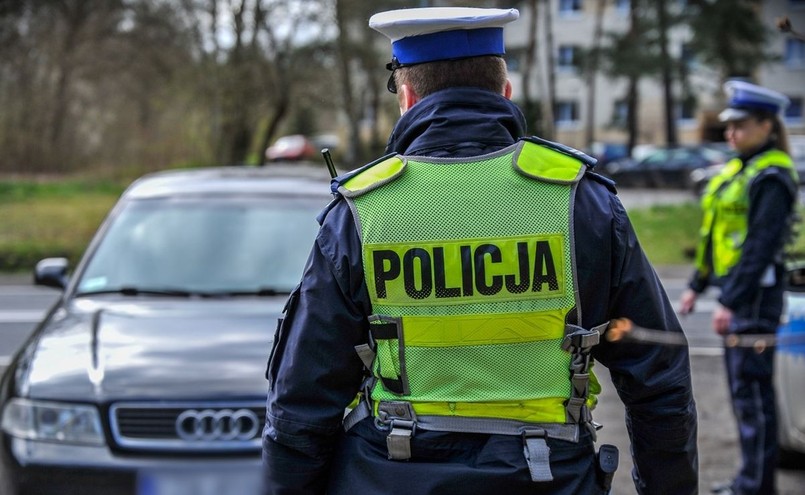 Policja kontroluje kierowcę