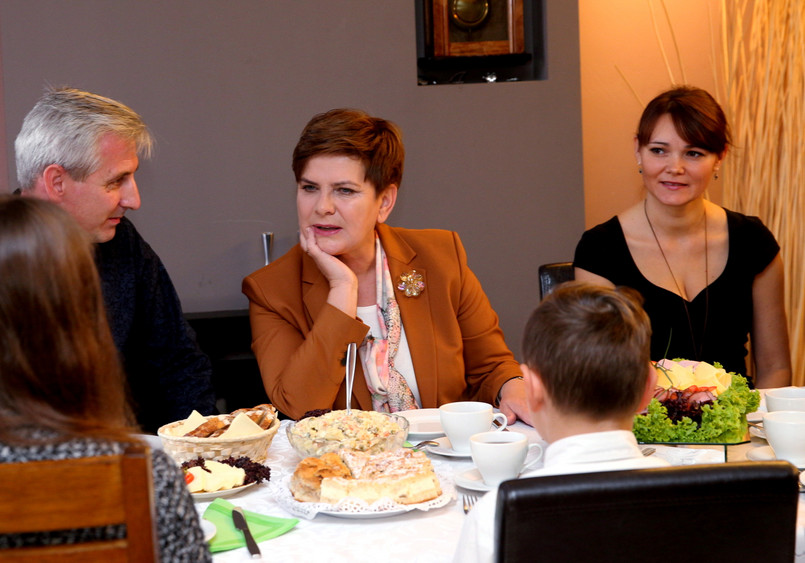 Wiceprezes PiS Beata Szydło podczas śniadania z rodziną Katarzyny i Gabriela Czajów w Rudzie Śląskiej.