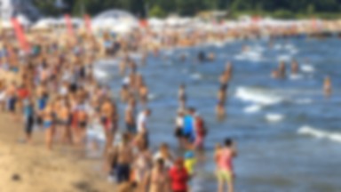 Na plaży tłok jak w zeszłym roku. Gdyński fotograf: to zdjęcie ma prowokować do myślenia