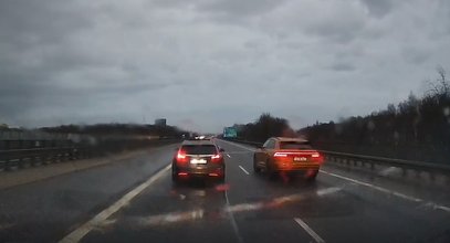 Niebezpieczne manewry na autostradzie. Policja szuka świadka szalonych wyczynów