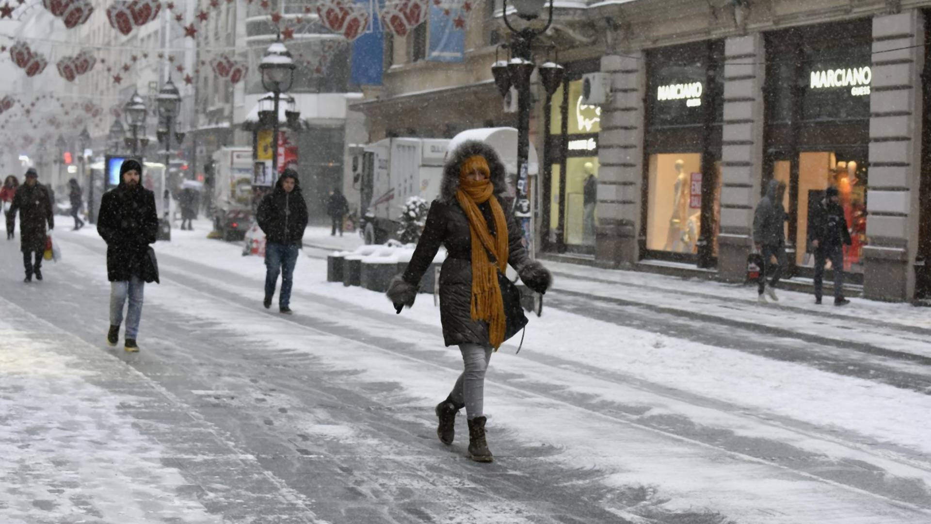 Sneg usred zime je ponovo iznenadio putare pa napravio kolaps u Beogradu i smejemo se od muke