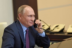 Prezydent Rosji Władimir Putin rozmawia przez telefon