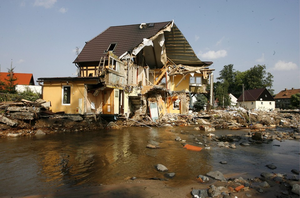 Sprzątanie w Bogatyni fot. PAP/Adam Hawałej