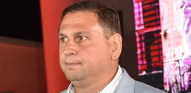 "PEDOFILU, TVOJE SRAMOTE NEMA NIGDE, podržavao si ćerku u svim JEB...NAMA!" Taki ušao u Elitu, pa nadrljao!