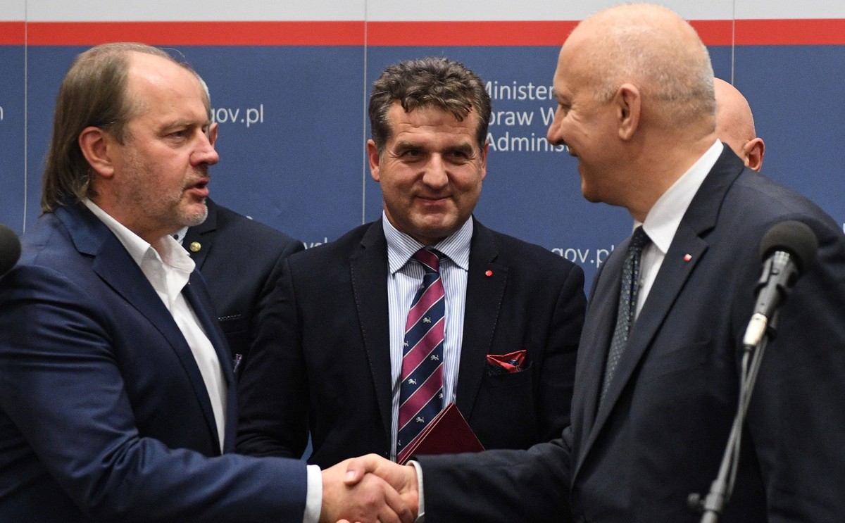 Podwyżki, pełnopłatne nadgodziny. Szczegóły porozumienia policyjnych związkowców z MSWiA