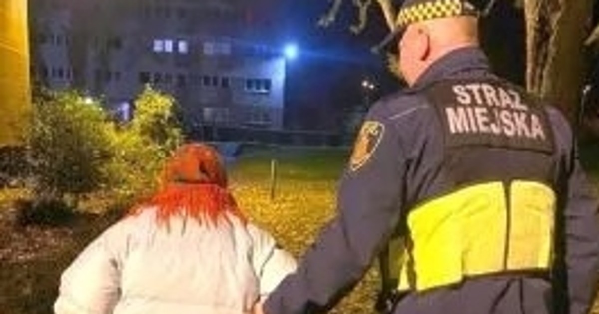 Znaleźli ją na klatce. Była zagubiona. Tylko to pamiętała