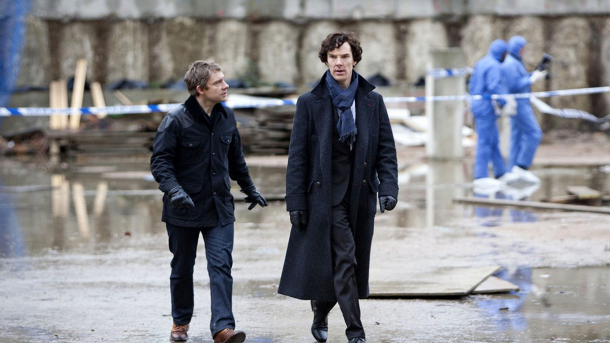 Drugi sezon "Sherlocka", brytyjskiego serialu telewizyjnego, w którym słynny detektyw i jego niemniej słynny kompan, John Watson, zostali przeniesieni do współczesnego Londynu, by rozwiązując kolejne zagadki w iście spektakularny sposób, zapewniać widzom radosną rozrywkę, jest, o ile to możliwe, jeszcze lepszy od pierwszego.