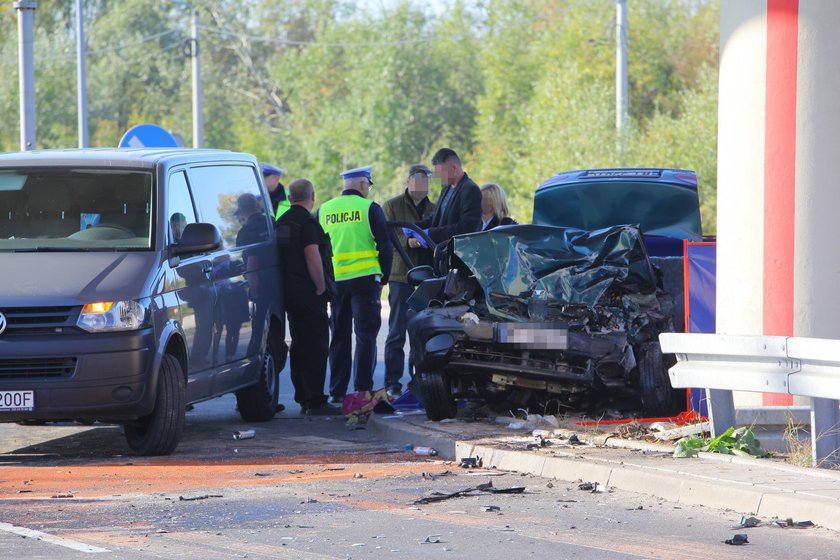 Samochód uderzył w wiadukt. Nie żyje kierowca