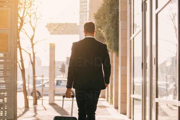 Postao beskućnik da bi pokazao da je moguće za godinu dana zaraditi milion od nule: Evo šta je prvo uradio i dokle je stigao (VIDEO)