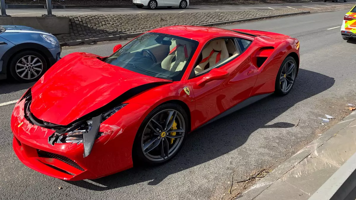 Ferrari 488 GTB rozbite 3 km po zakupie