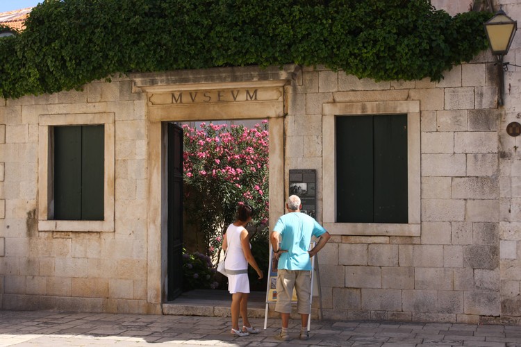 Urokliwe zakątki miasteczka Trogir leżącego na Wybrzeżu Makarskim na Chorwacji.