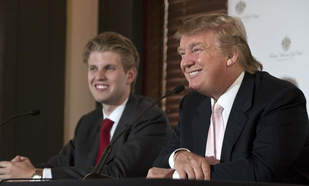 Donald Trump (po prawej), prezes Trump Organization, uśmiecha się podczas konferencji w Lowes Island Golf Club w Potomac Falls. Po jego prawej stronie siedzi Eric Trump, syn Donalda.