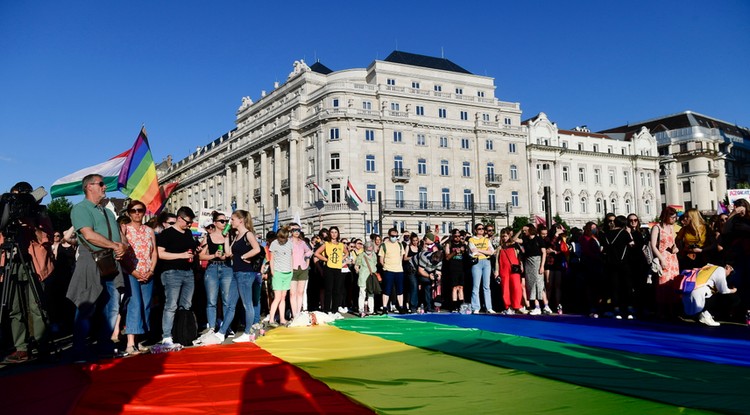 A pedofiltörvény homofób módosításai ellen tartott demonstráció résztvevői az Országház előtti Kossuth téren 2021. június 14-én.