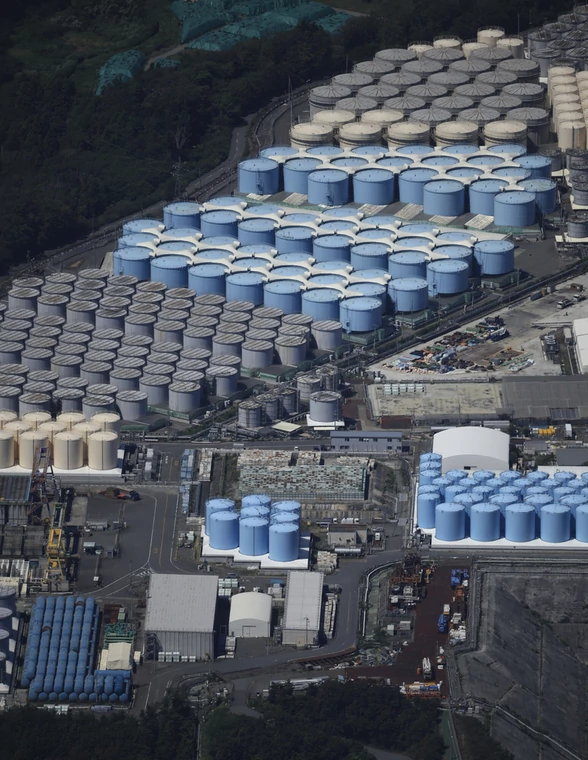 Zbiorniki ze skażoną wodą w Fukushimie