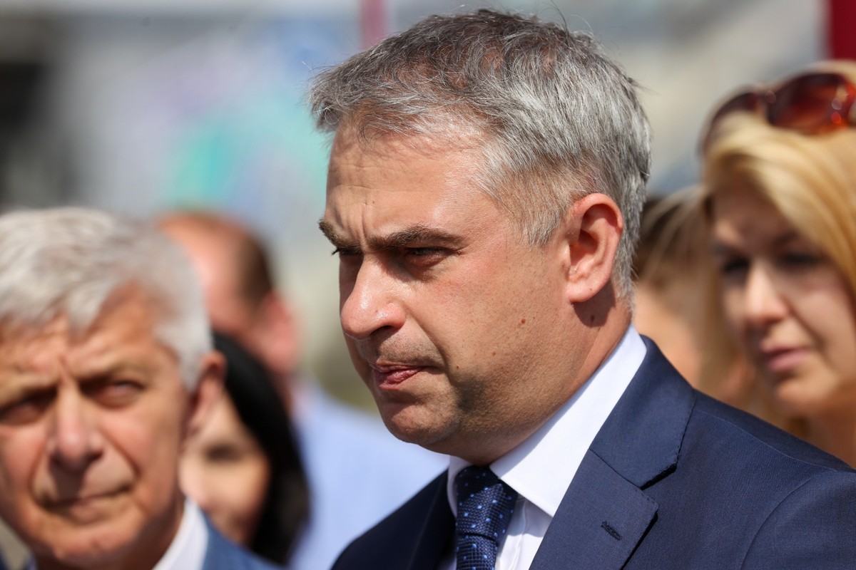 Wicepremier, minister cyfryzacji Krzysztof Gawkowski oraz kandydat do PE Marek Belka podczas konferencji prasowej "Bezpieczna Polska to Polska bezpieczna cyfrowo"
