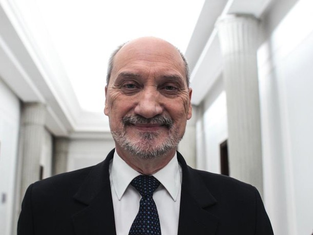 Antoni Macierewicz bezczelnie cieszy japę